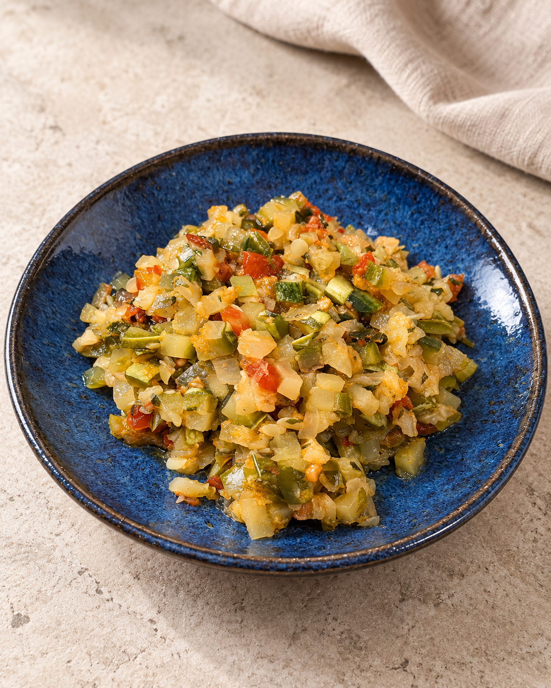 Caponata de abobrinha servida em cerâmica azul